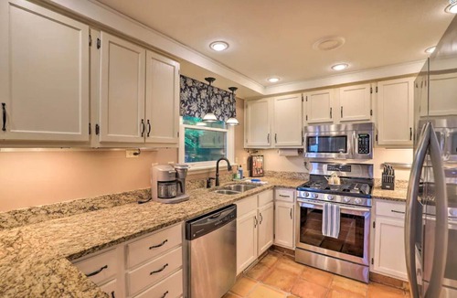Sylva House | Prime Location with Scenic Views - Your Ultimate Retreat: Roamer's Respite