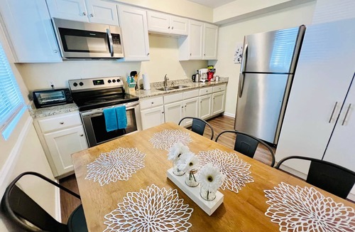 Durham Apartment | ★Prime Pad ★ King Bed ★ Long Term Stays ★ Duke★