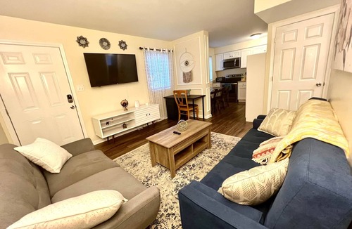 Durham Apartment | ★Prime Pad ★ King Bed ★ Long Term Stays ★ Duke★