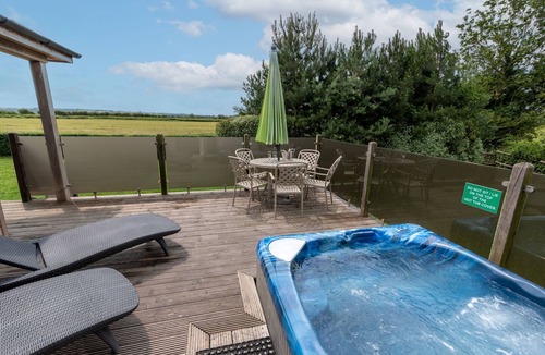 Cheddar Cabin | Primrose lodge - sleeps 4/5 with private hot tub