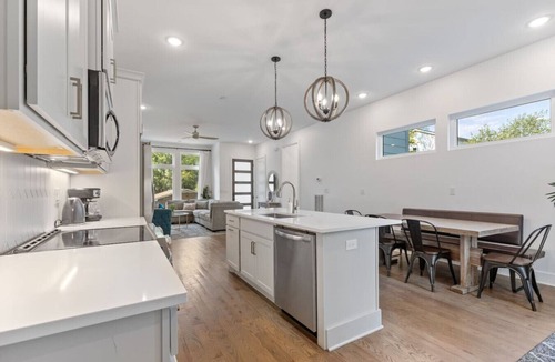Talbot's Corner House | Prince Estate 4 Suites 2 Kitchens Huge Parking