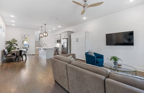 Talbot's Corner House | Prince Estate 4 Suites 2 Kitchens Huge Parking