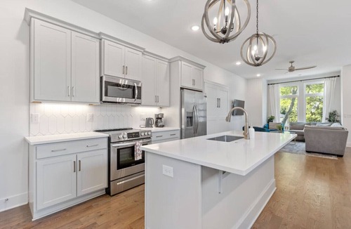 Talbot's Corner House | Prince Estate 4 Suites 2 Kitchens Huge Parking
