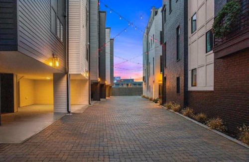 Buena Vista House | Printer's Alley Vibes Rooftop Fire Deck Karaoke