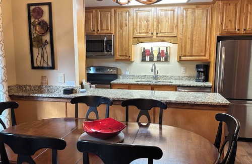 Burnsville Cottage | Privacy & Solitude! Cute as a button! Awesome views!