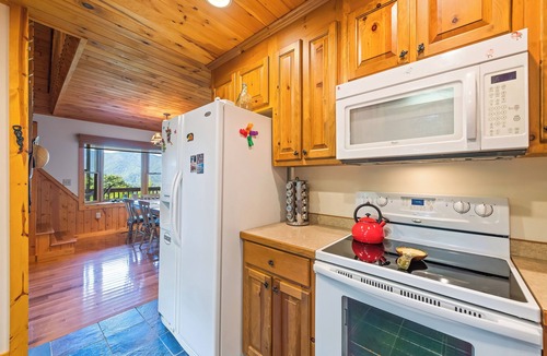 Cranberry Falls Cabin | Private 2 Bd 2 Ba Cabin Views, Hot Tub, Near Parkway, King Master