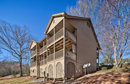Lake Lure Apartment | Private Balcony and Pool Access Lake Lure Studio!
