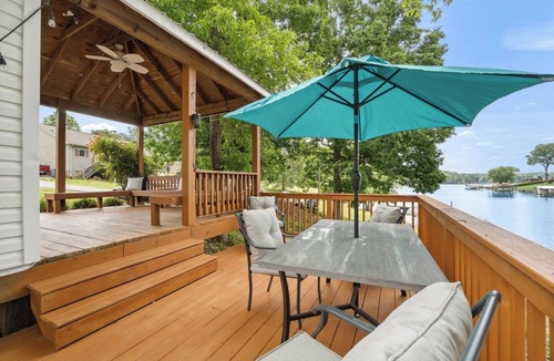 Taylorsville Cottage | Private beach, game room, tiki bar!