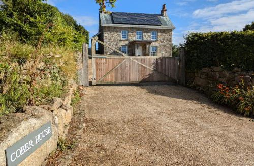 Mabe House | Private Double Room and Ensuite in Historic Cornish Cottage