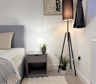 Luton House | Private double room, in centre near mall and Uni