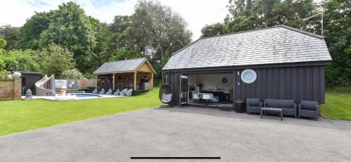 Sandwich House | Private Heated Pool Oasis Hot Tub, Bar , games & Retreat