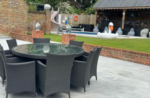 Sandwich House | Private Heated Pool Oasis Hot Tub, Bar , games & Retreat