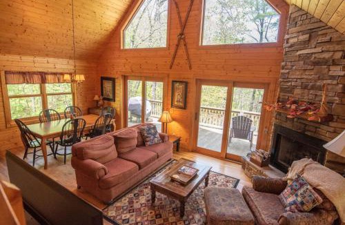 West Jefferson House | Private Hike to the New River - Hot Tub, Fire Pit, and Foosball
