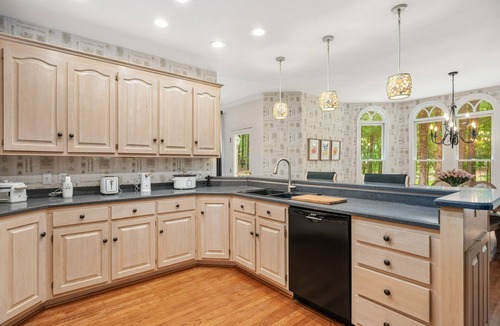 Raleigh House | Private Home Office, Ultafast WiFi, Designer Furnishings & Luxury Bedding