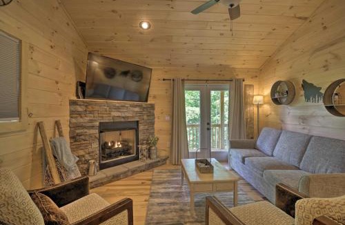 Murphy House | Private Hot Tub and EV Charger Cozy Murphy Cabin!