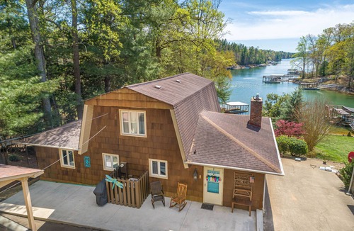 Morganton House | PRIVATE LAKEFRONT HOME