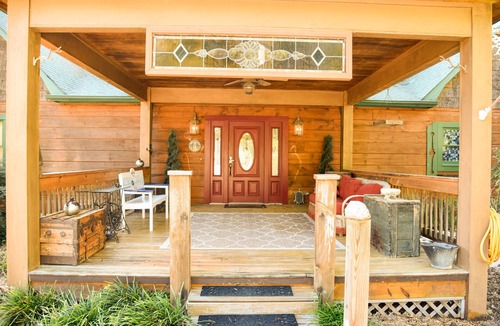 Southmont House | Private Lakefront Log House with Boat Dock