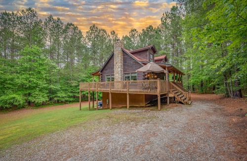 Lake Lure Cabin | Private LogHome/LakeLure/HOTTUB Game room access to open beach/lakes/hiking/pet