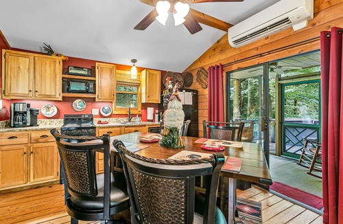 Candler Cabin | PRIVATE MOUNTAIN COUPLES GETAWAY. 16 MI TO ASHEVILLE. CREEK, HOT TUB, FIREPLACE
