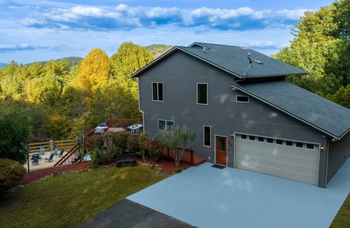 Murphy House | Private Mtn Home with views, Hot Tub, 3 Fireplaces, Steam Shower, Pizza Oven