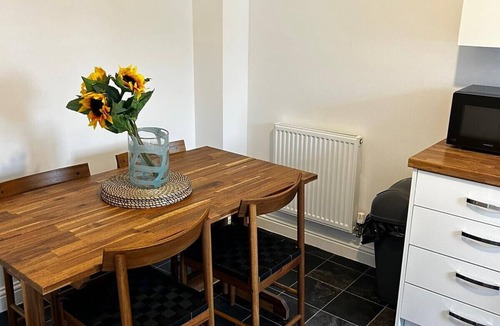 Andover House | Private Parking - Three Bedroom Home Andover