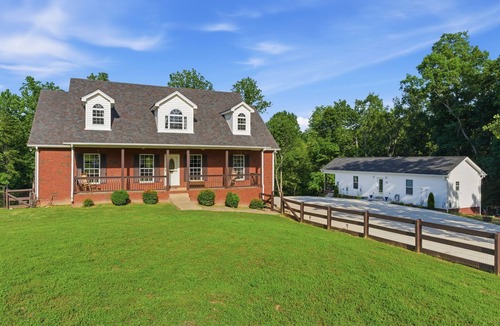 Joelton House | Private Pool Estate, Sleeps 20, Guest House, Creek