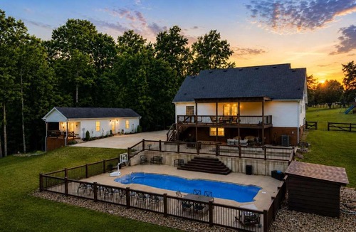 Joelton House | Private Pool Estate Sleeps 20 with Guest House