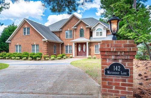 Olivia House | Private Pool WaterEdge Lake House