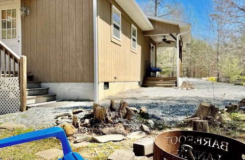Marion Cottage | Private Resort Cabin in Gated Community at Lake James