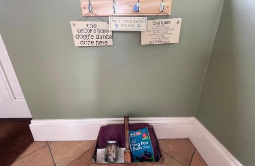 Grimley Apartment | Private Self Contained Annexe Room with en-suite - Dogs welcome