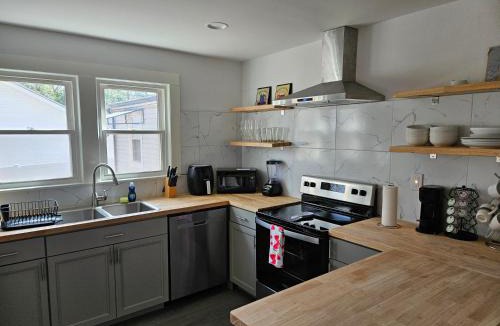 Oakdale House | Private Single Level Standalone House Large Lot - 3 Bedrooms