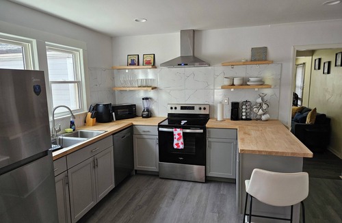 Oakdale House | Private Single Level Standalone House large lot