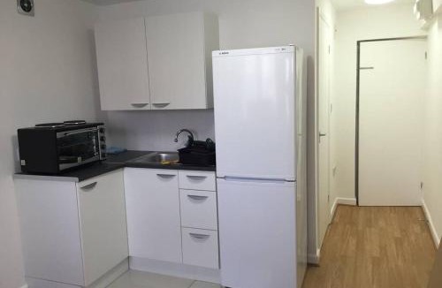 Wallington North Apartment | Private Studio home away from home .