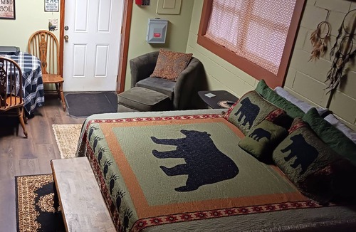 Newland House | Private Studio w/Bath, Laundry, Cooking, River Access, Storage, Large Dogs OK.
