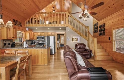 Wears Valley Cabin | Private! Stunning views! 5 Mins to SMNP! Pool! Hot tub!