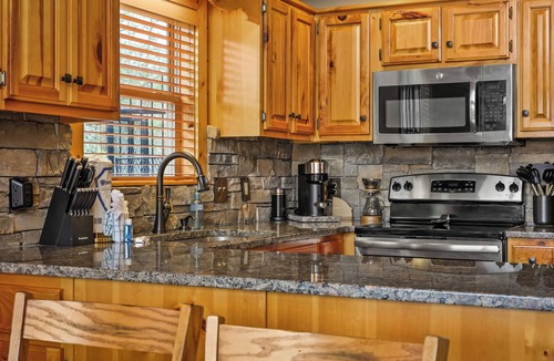Wears Valley Cabin | Private! Stunning views! 5 Mins to SMNP! Pool! Hot tub!