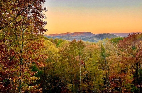 Wears Valley Cabin | Private! Stunning views! 5 Mins to SMNP! Pool! Hot tub!