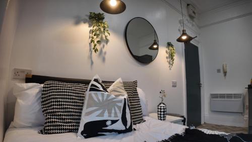 Edgbaston Apartment | Private, Stylish Studio with Parking in City