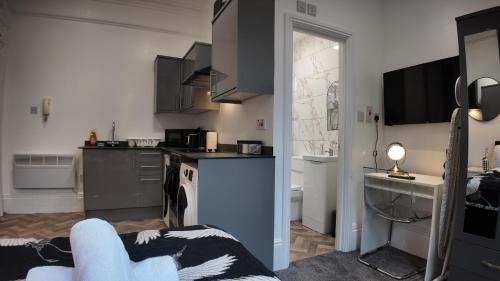 Edgbaston Apartment | Private, Stylish Studio with Parking in City