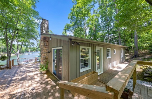 Mayhew House | Private Waterfront 2BR In Lake Norman/PETS WELCOME