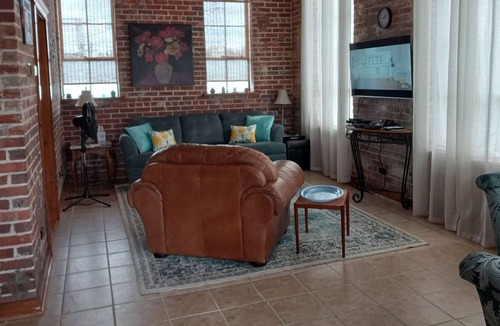 Mount Airy House | PROMO 10% WEEKLY /15% MONTHLY Lillie's Pet Friendly, small fenced area off deck