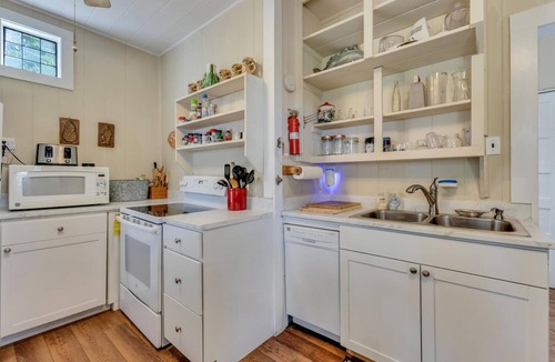 Lake Waccamaw House | Quaint 5-bedroom family lake front house in Lake Waccamaw