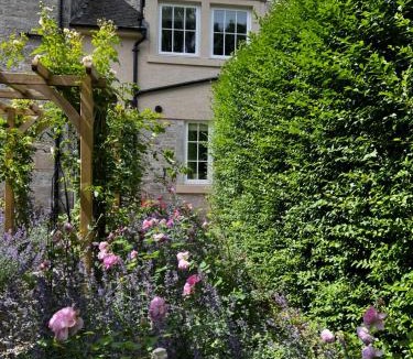 Loanhead House | Quaint self contained cottage near Edinburgh.