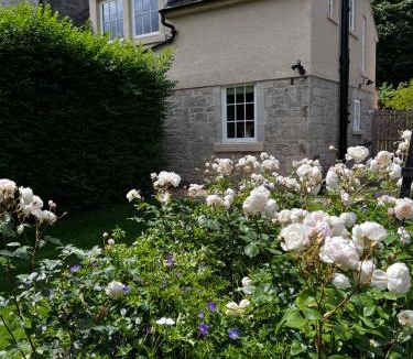 Loanhead House | Quaint self contained cottage near Edinburgh.