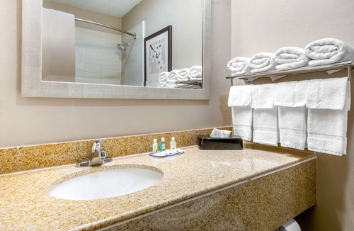 Apex Hotel | Quality Inn & Suites Apex - Holly Springs