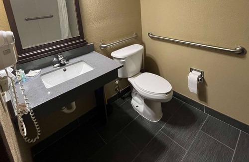Graham Hotel | Quality Suites Graham - Burlington South