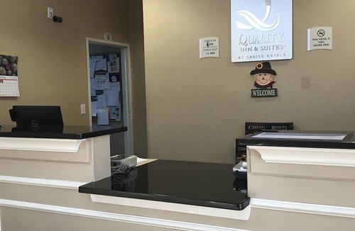 Sneads Ferry Hotel | Quality Inn & Suites Sneads Ferry- North Topsail Beach