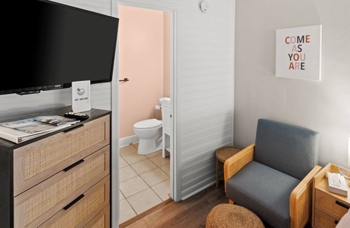 Carolina Beach Hotel | Queen Room Hotel- 2 Pools, Near Beach/Boardwalk, No Pets Allowed