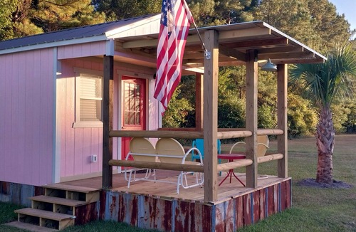 Hubert Cottage | Queen Suite Minutes to Beach Shopping Nature Trails Boating Historic Sites