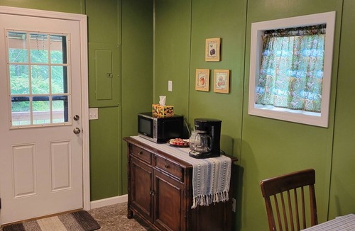 Johnson County Cabin | Quiet 2-bedroom mountain cabin overlooking Shady Valley